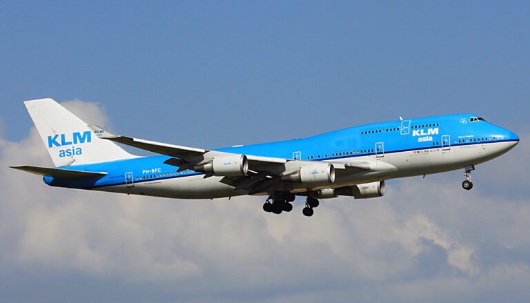 Een KLM Boeing 747 vliegend met landingsgestel uit.